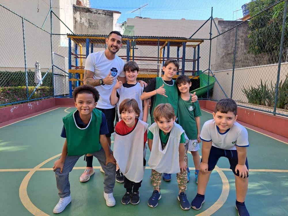 Crianças se divertindo em festa de quintal