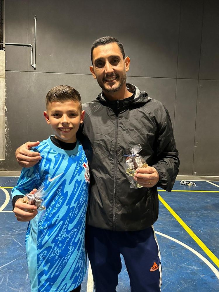 Professor Bruno com aluno após a aula