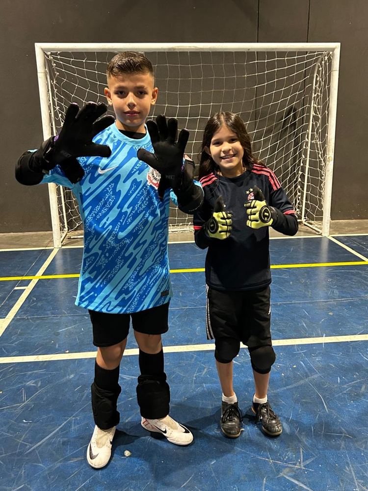Dois pequenos goleiros prontos para defender