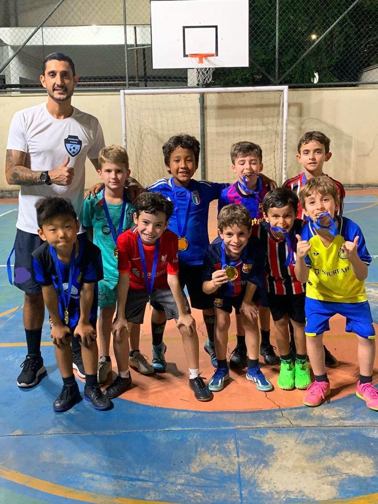 Crianças exibindo medalhas após campeonato