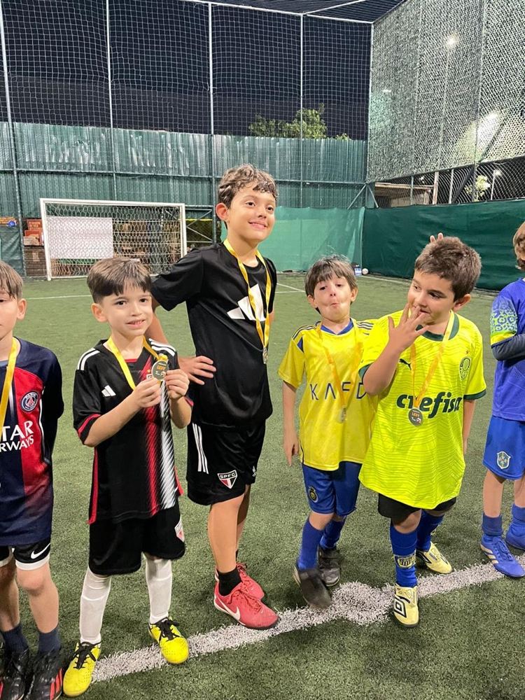Garotos comemorando medalhas em festa noturna