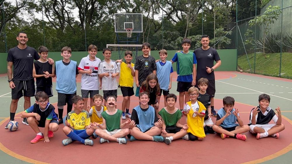 Turma reunida em quadra ao ar livre no parque
