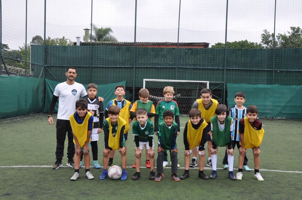 Time com coletes posando antes da partida
