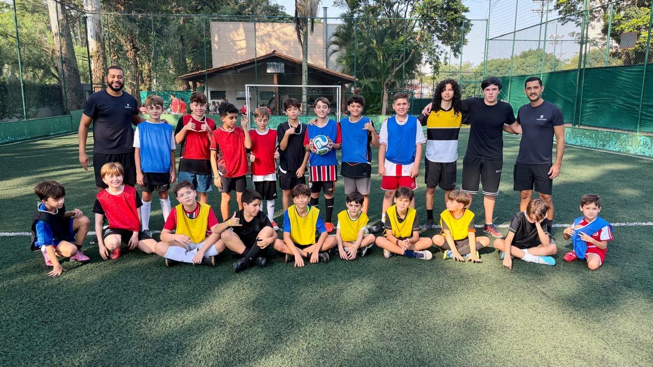 Crianças posando no campo após o campeonato