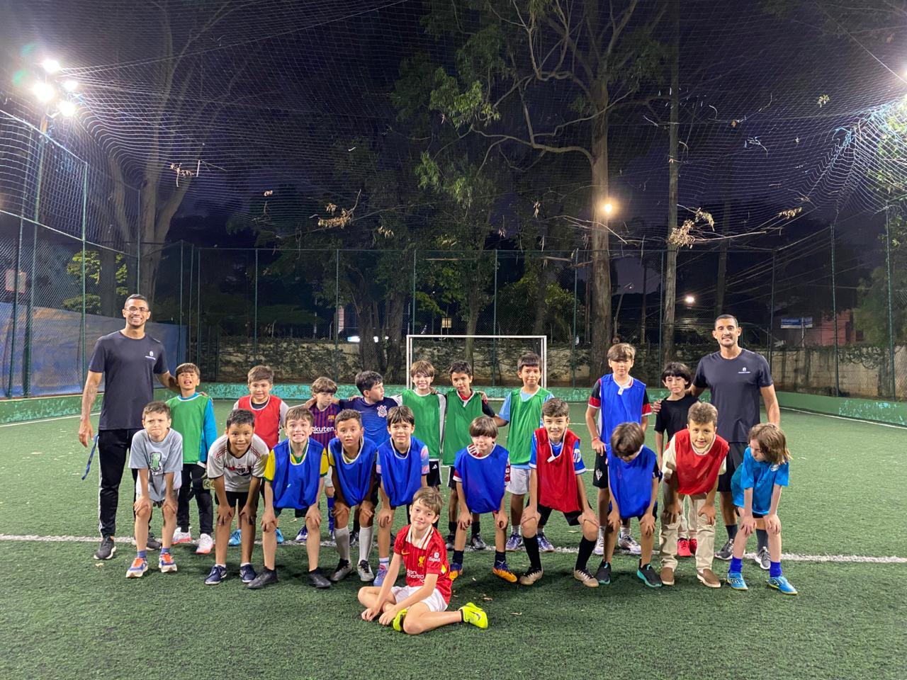 Turma reunida em festa de futebol à noite